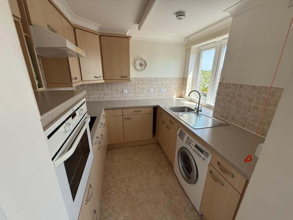 Lot: 129 - RETIREMENT FLAT IN POPULAR SEASIDE LOCATION - Kitchen